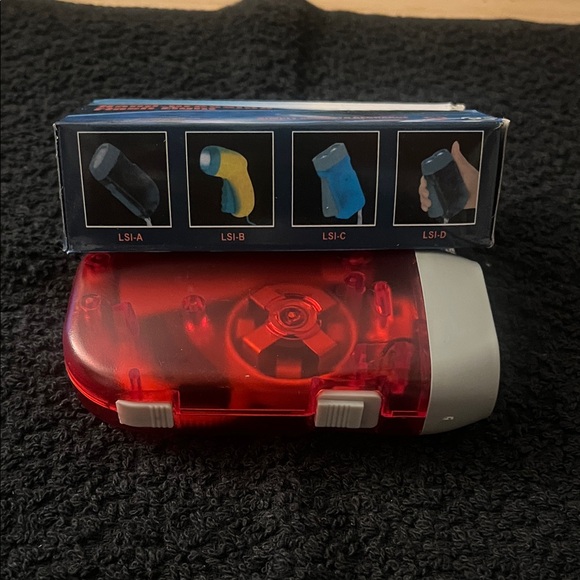 Red Hand-Pressing Flashlight - Picture 2 of 2